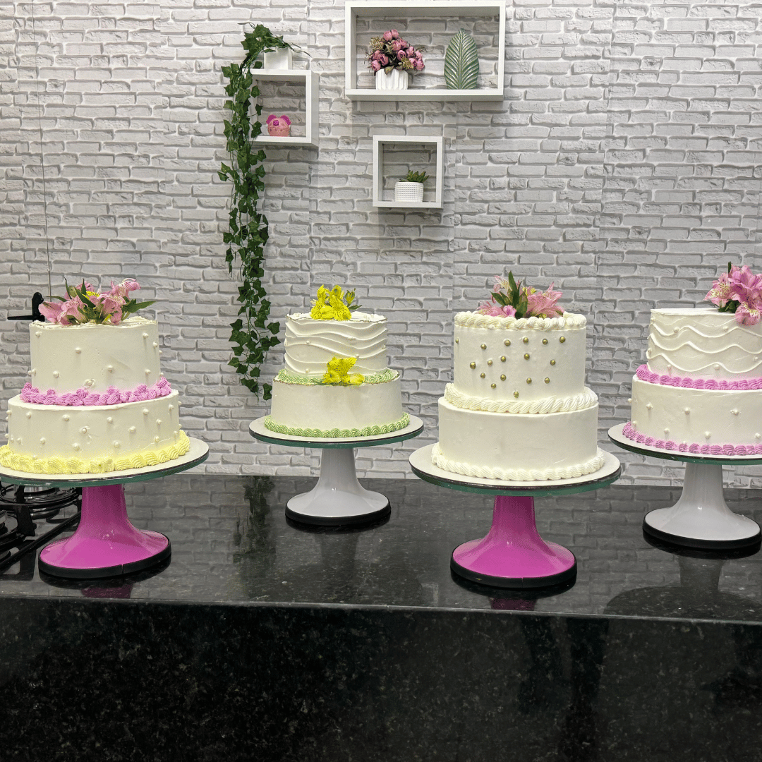 Curso Prático de Bolo de Andar da Estrutura à Decoração 10/07/26 09h às 17h